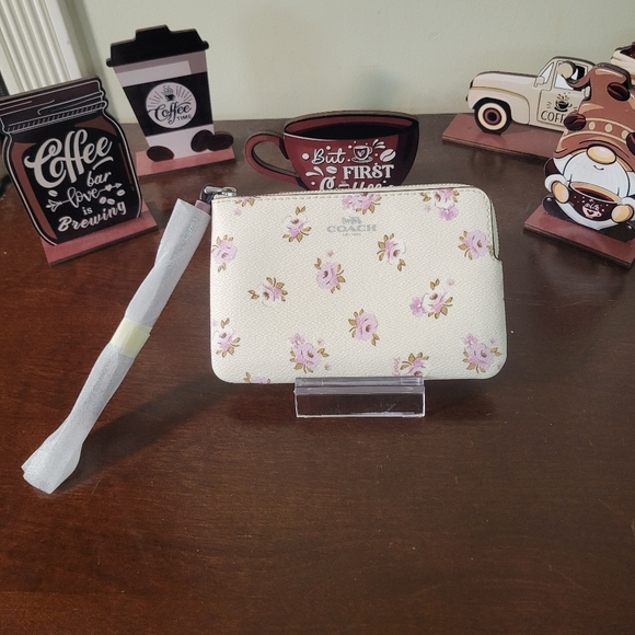 NWT Coach Corner Zip Floral Wristlet - Picture 1 of 7